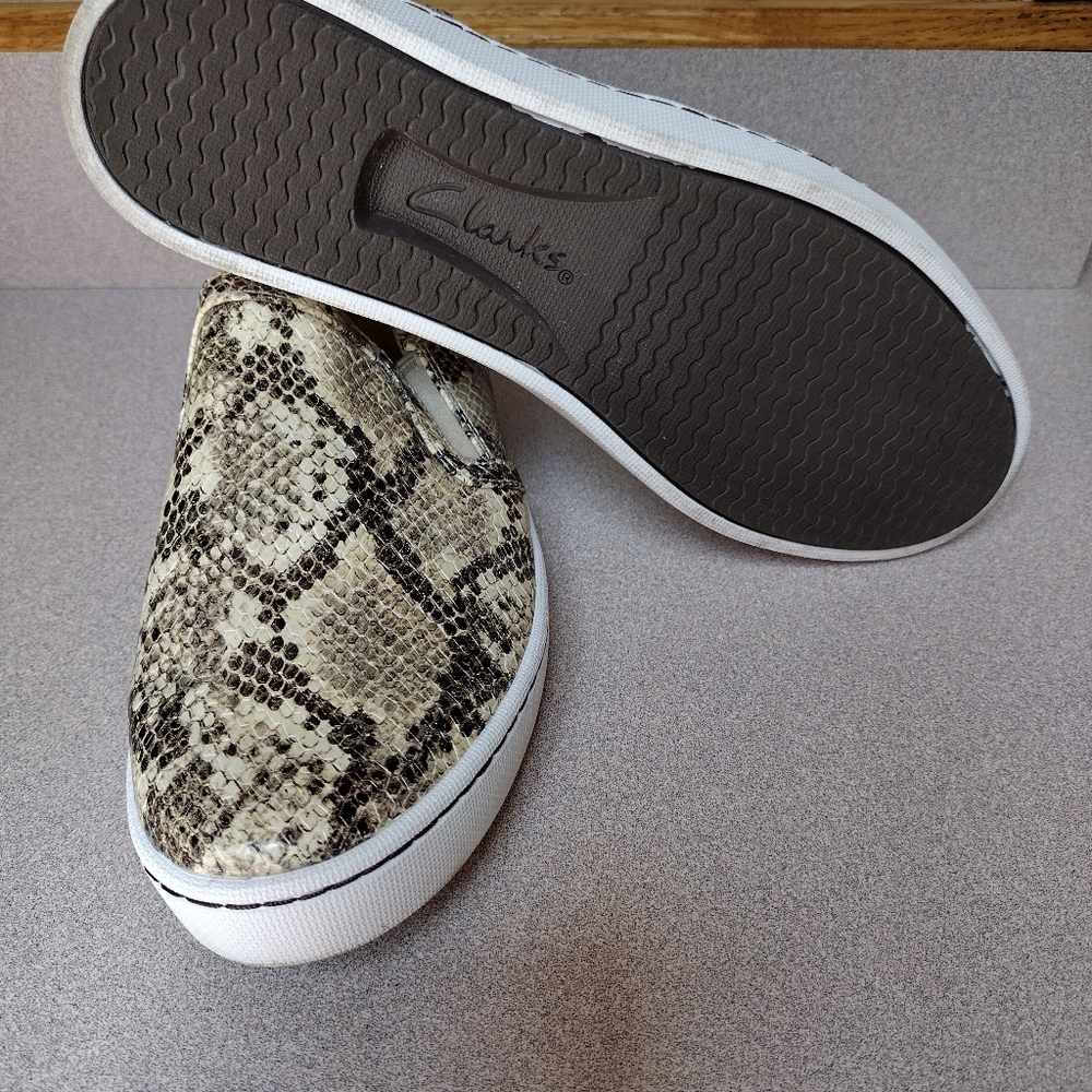 Clarks Pawley Bliss Sneakers Sz 7 Taupe Snakeskin Cushioned Slip-on - Picture 5 of 6